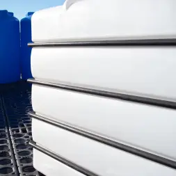 Емкость K 3000л белая с откидной крышкой в обрешетке