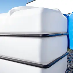 Емкость K 3000л под плотность до 1.5 г/см3 белая с откидной крышкой в обрешетке