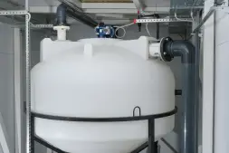 Емкость ЦКТ 3000 л с патрубком 160мм под плотность до 1,5 г/см3 белая в обрешетке с лестницей